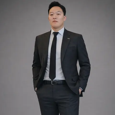 정장을 입고 서 있는 김찬호 카마스터 프로필 사진