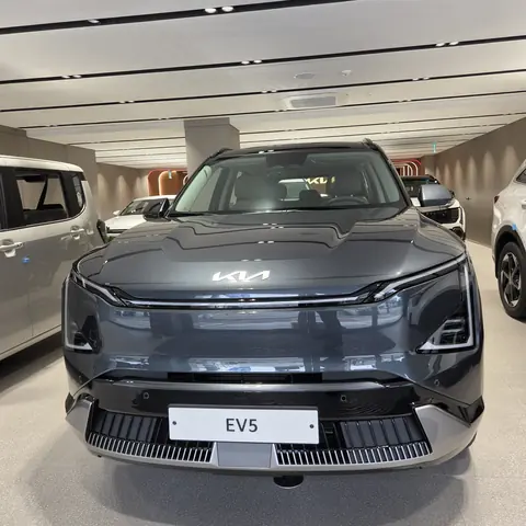 신차 구매 상담 전시장에 놓인 EV5 정면 사진