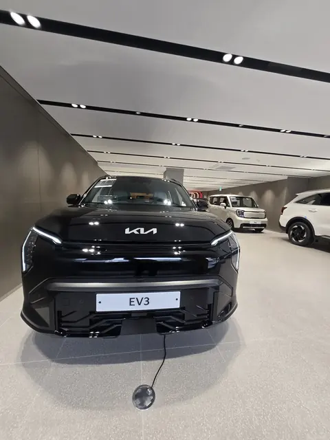 EV3 기아 전기 SUV 전시장 정면 사진