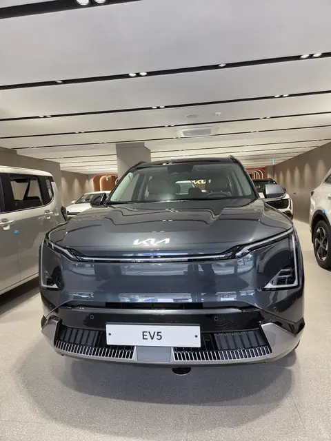EV5 기아 전기 SUV 전시장 정면 사진