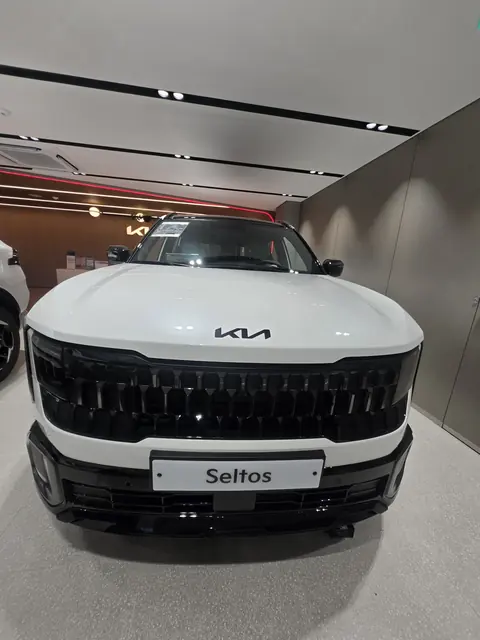 셀토스 기아 소형 SUV 전시장 정면 사진